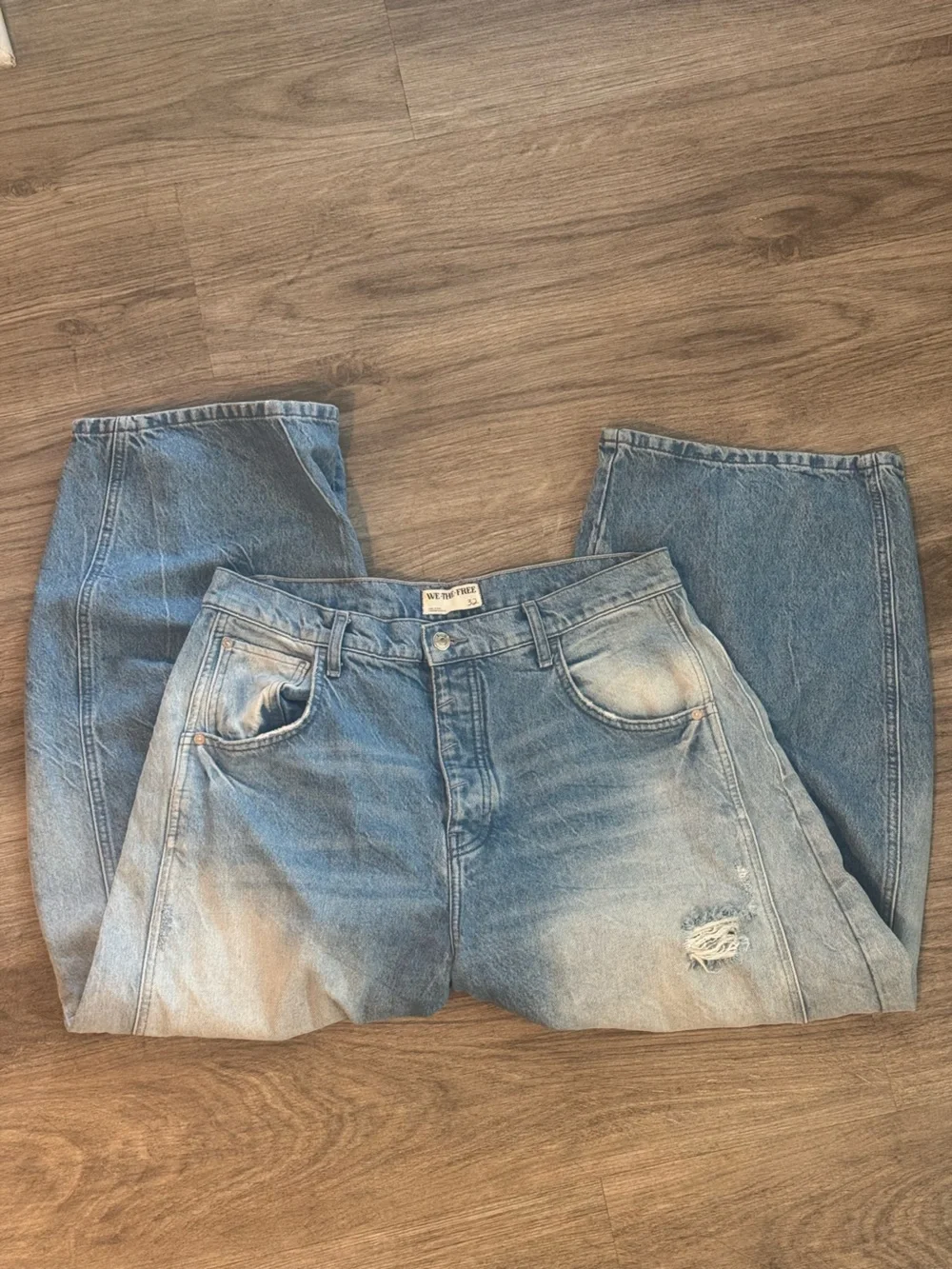 Free People We The Free Barrel Jeans size 32 light distressed wash